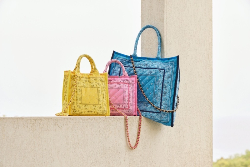 LeSportsac Atelier第二季膠囊系列主打作之一，Chain Quilt Bag以黃、粉紅及天藍色為主調，并飾以頭巾的藝術印花及格紋，復古又亮眼。 （LeSportsac，$2,380至$2,680）