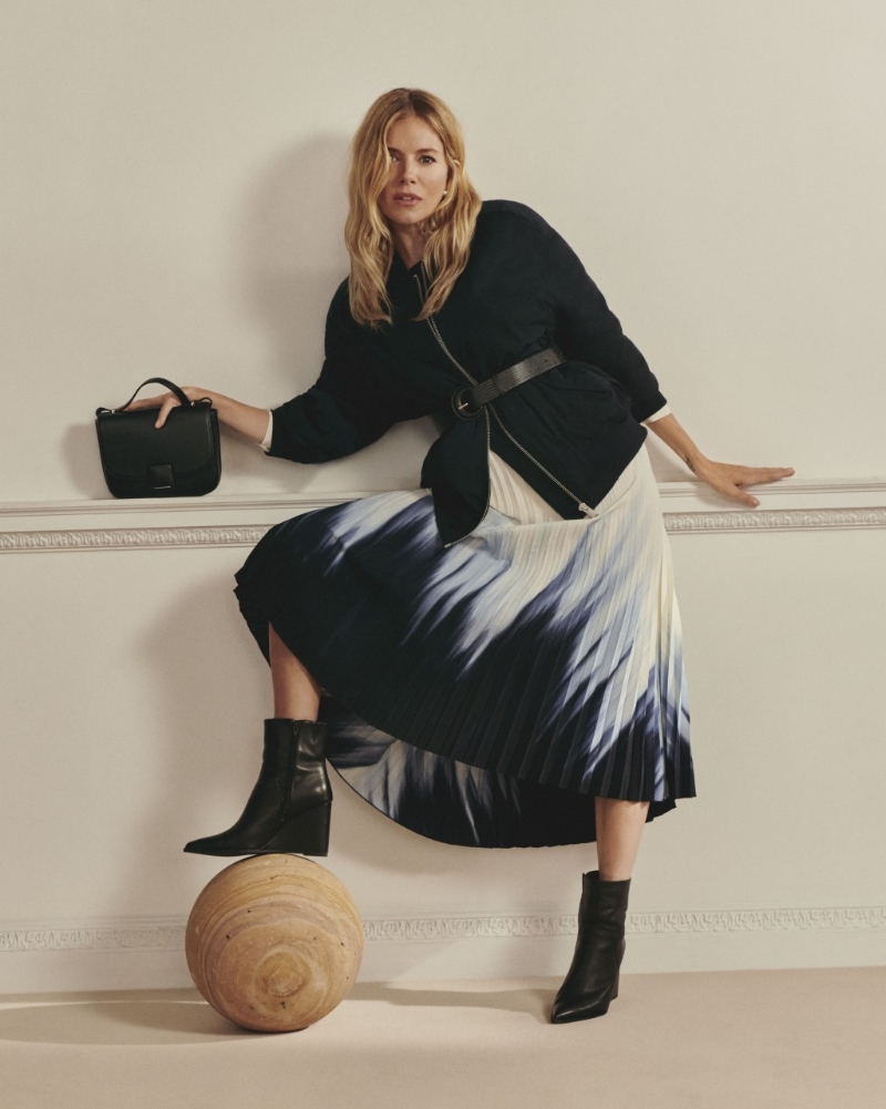 Marks & Spencer秋季系列新品，找來身為代言人的英國女演員Sienna Miller型格演繹，圖為全新黑色人造皮革斜揹手袋$449。 （Marks & Spencer）
