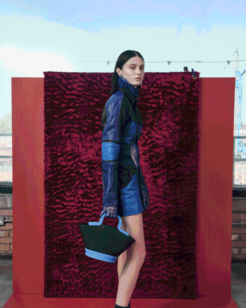 Fan扇形手提袋、$639、Charles & Keith。