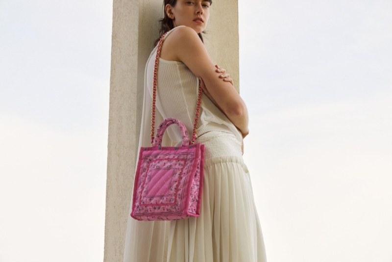Atelier系列小型號粉紅色Chain Quilt Bag、$2,380、LeSportsac。