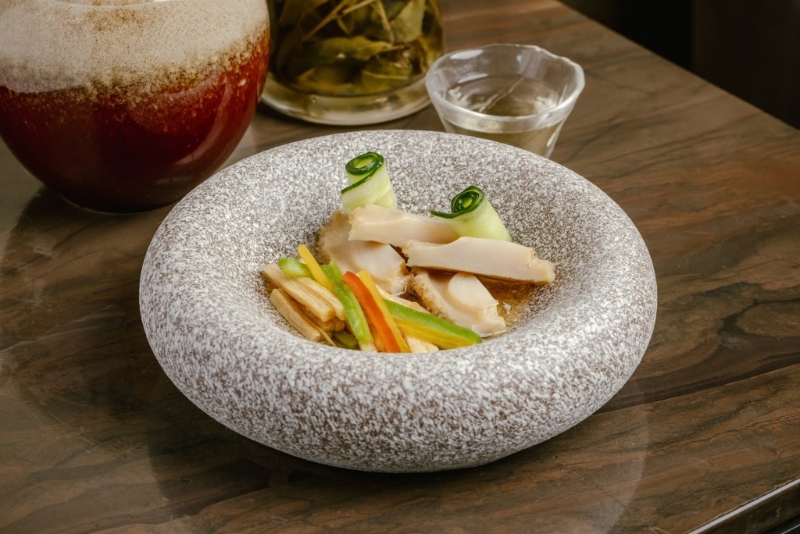 梅酒鮮鮑伴話梅淮山$288，新鮮鮑魚以燒酒、梅酒及淮山帶出爽甜口感，涼菜奉客，入口清涼爽甜。
