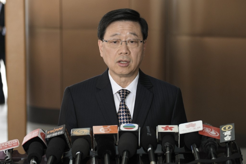 圖為李家超今日啟程前于香港機場見記者。