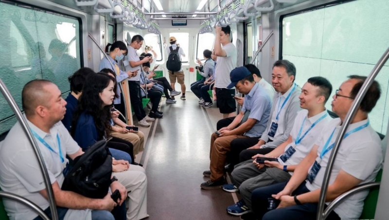 香港傳媒試乘全自動駕駛的云巴。