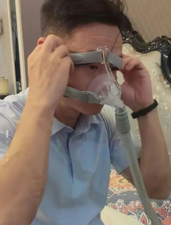 楊威患有睡眠窒息癥，終身配戴呼吸機。（影片截圖）