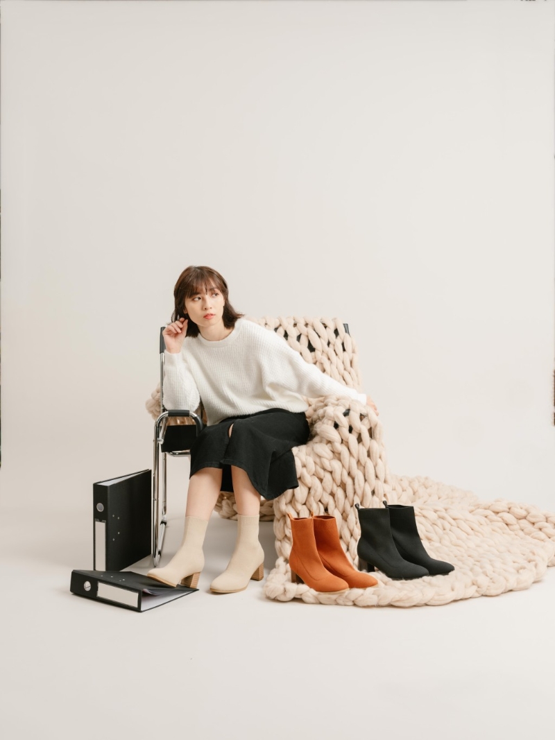 以針織物料制作的Karl Knit短靴，原價$690、10月31日或前優惠價$621，The Korner。