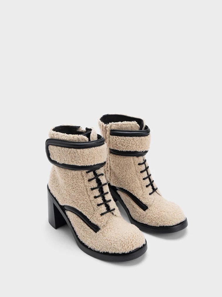 Rosalie刷毛粗跟短靴$1,099，Charles & Keith，于10月31日或前登記成為會員及訂閱品牌電郵信息，均獲贈$50優惠券，可于首次購物滿$500時使用。