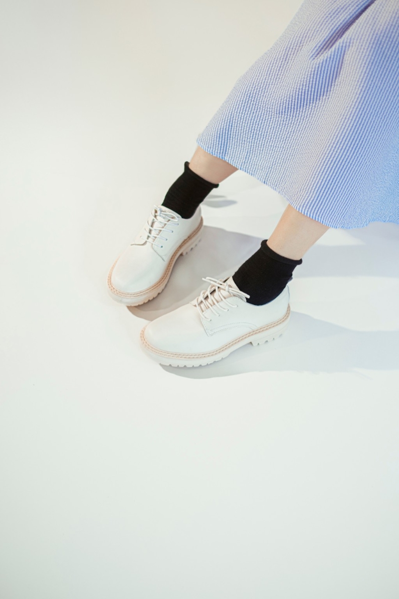 白色牛皮Karin牛津鞋，原價$690、10月31日或前優惠價$552，The Korner。