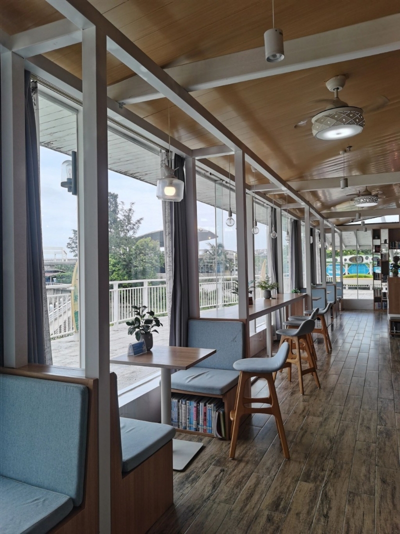 館內設有大面玻璃窗，游客可以看著窗外海景，一邊閱讀。