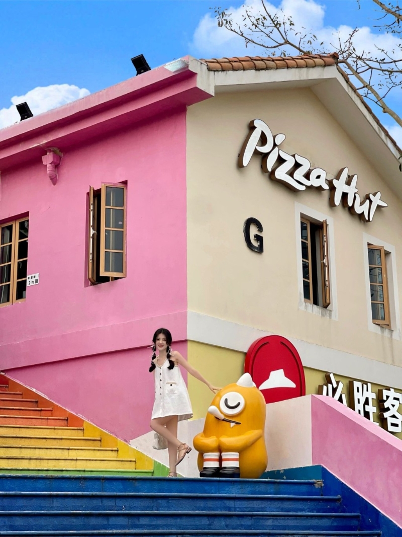 今年升級后重新開幕的8號倉，是集購物、美食于一身的戶外Outlet。