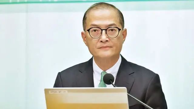 香港醫務衛生局局長盧寵茂。