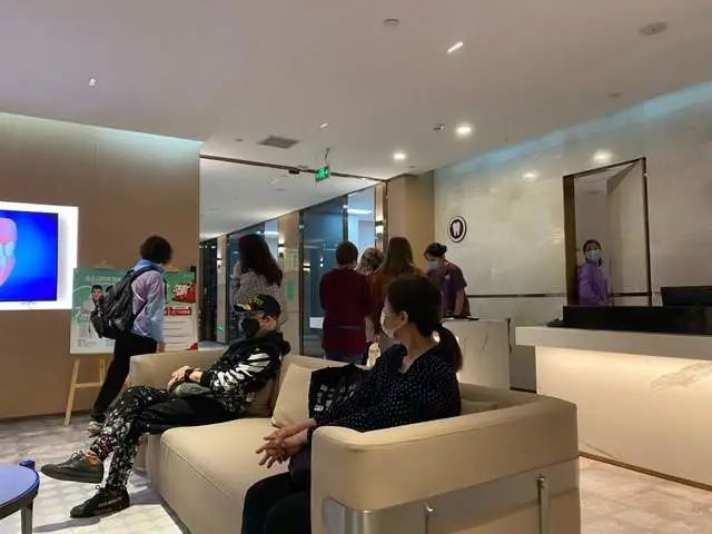 現時有不少港人都到深圳光顧牙醫診所。