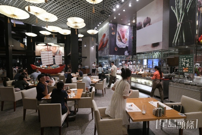環境闊落，設多個food station。