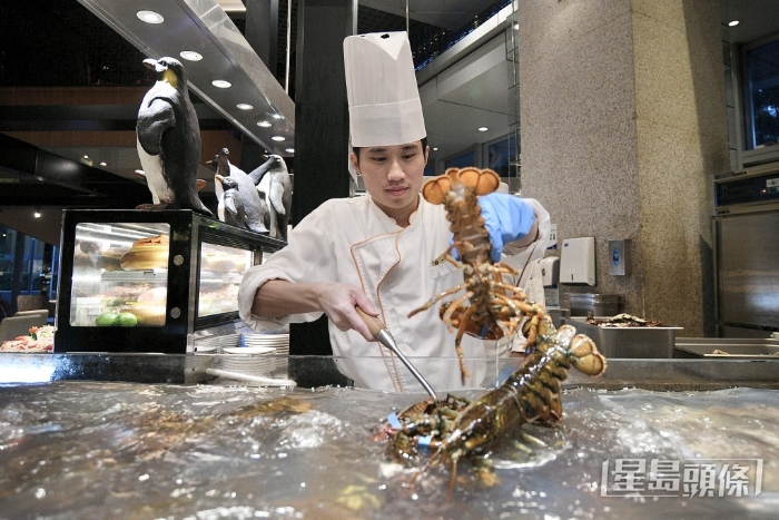 平日一樣有海螺、三點蟹、鮑魚、花蛤、沙白、基圍蝦等活海鮮，假日更升級有龍蝦。