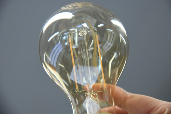 LED燈是指利用發光二極體（LED）作為光源的燈，一般使用半導體LED制成。