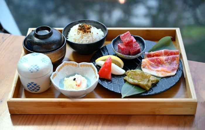 現凡購買一人丼家煮食碗，即送宮崎肉本鋪A5宮崎牛?日本燒肉定食1份（價值$298）