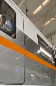 車身外觀采用了白色，配搭灰色、橙色線條，相當搶眼。