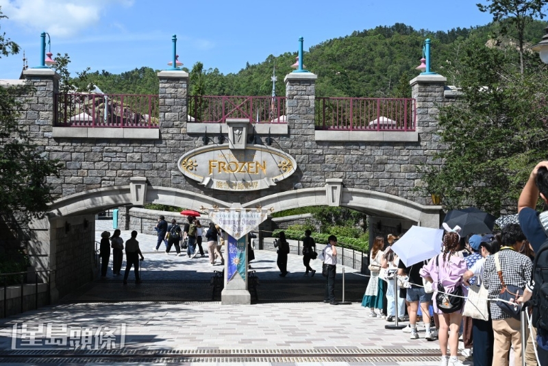 作為全球首個以《魔雪奇緣》（Frozen）作主題的迪士尼園區，園區分為“阿德爾小鎮”及“阿德爾森林”兩個部分，真實還原電影場景。