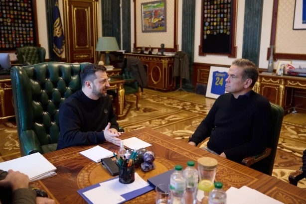 默多克長子拉克蘭于20日在烏克蘭首都基輔受到了烏總統澤連斯基的接待。