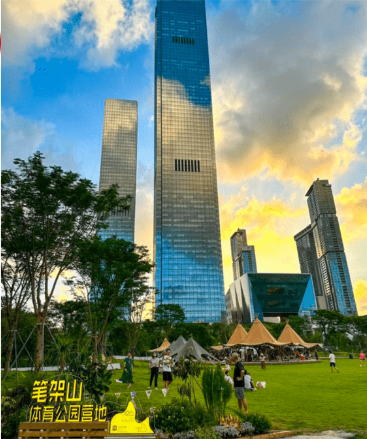 「南」區屬于筆架山營地， 在一望無際的草坪上設有公眾露營帳篷。