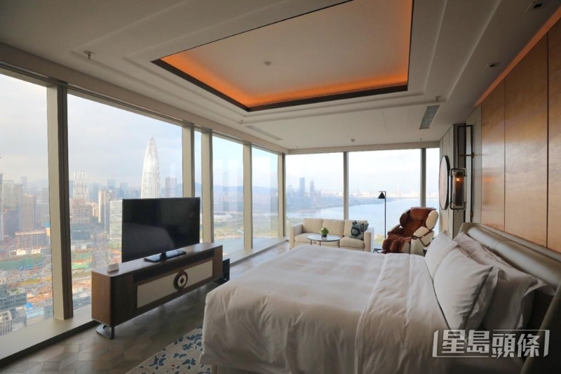 酒店客房可以飽覽城景及深圳灣海景。