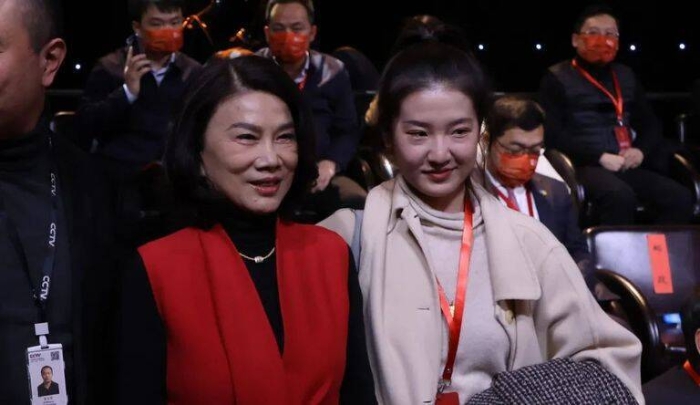 董明珠帶孟羽童出席公開活動。
