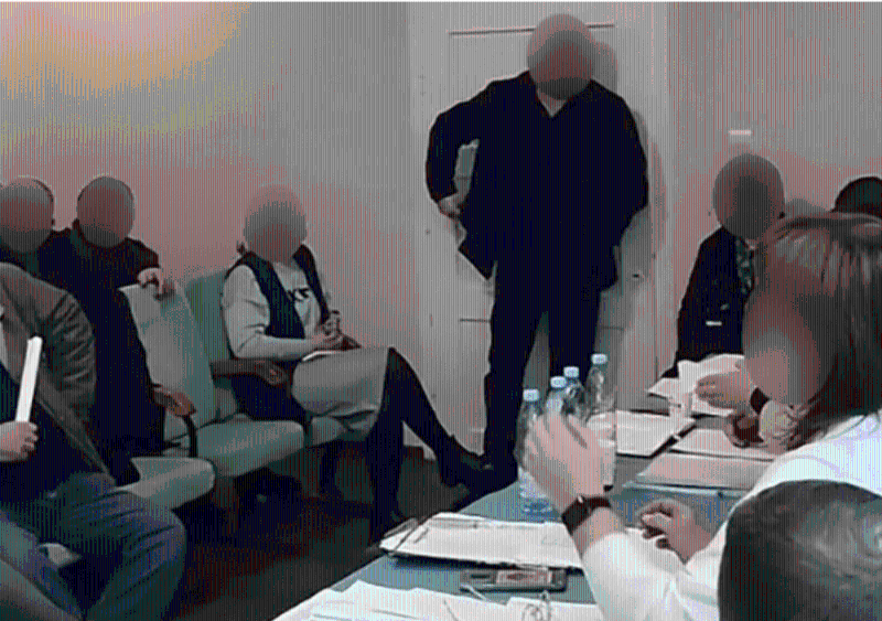 村議員謝爾希?巴特林(Serhiy Batryn)突然走進房間。