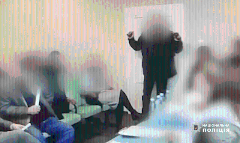 然后從夾克口袋里取出至少三枚手榴彈。