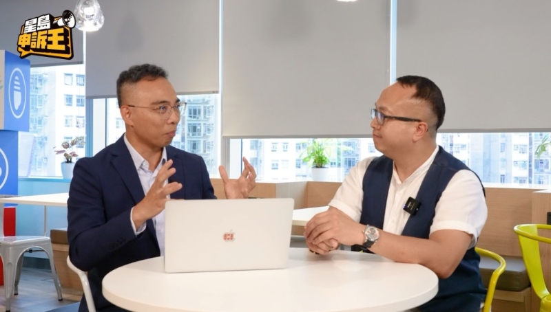 Nick sir表示，青姐的訪問一般很長，所以要拿她的聲音做“?！焙芎唵?，效果亦較好，相對Christy每個訪問較短，又夾雜其他人的訪問及英語，會影響效果。