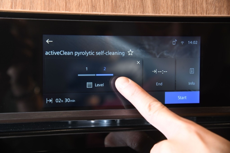 新式焗爐可定期啟動activeClean功能作深層清潔。