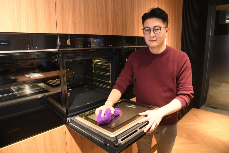 Siemens的資深培訓導師林卓華（Calvin）指出，讓焗爐保持清潔就是最好的保養。