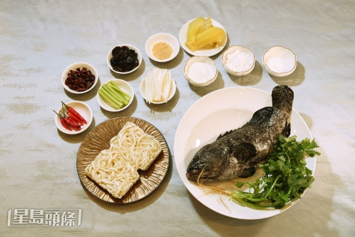 李師傅的酸菜魚版本主要利用指天椒、辣椒干、花椒油及酸菜，豐富了酸菜魚中的魚塊及湯汁的味道層次。