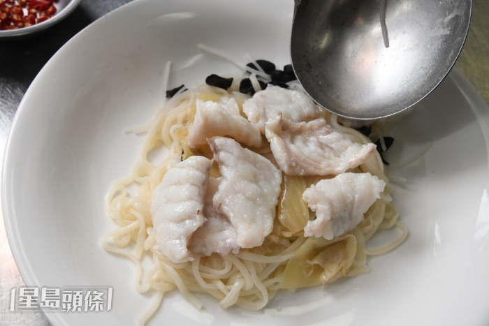 魚肉用鹽、糖、生粉及蛋白簡單調味后，放于滾水中烚至八成熟取出備用，能保持酸菜魚的肉質嫩滑。