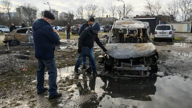 俄羅斯29日對烏克蘭發動大規模飛彈攻擊，基輔許多車輛遭摧毀。