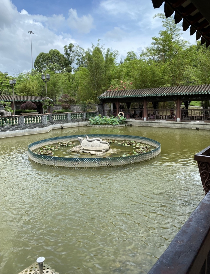公園分為10個景區，建筑物皆環繞著中央 水池向外伸延，以院落回廊為布局。（圖片來源：《親子王》）