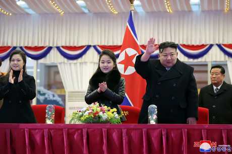 金正恩與女兒金主愛（中）和妻子李雪主，2023年大除夕一起出席平壤的慶新年活動。