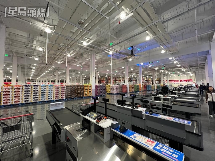 深圳 Costco 首間旗艦店空間極大，貨品種類繁多。