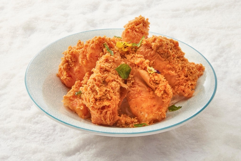 海龍王餐廳中菜新菜單——黃金燕麥阿拉斯加長腳蟹腳—啖啖肉的蟹腳沾有燕麥及咸蛋黃，吃起來外酥內嫩，咸鮮甜美。