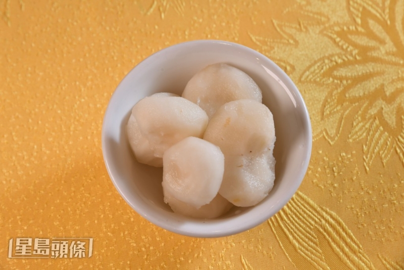 咸魚蒸肉餅加馬蹄爽嫩多汁。