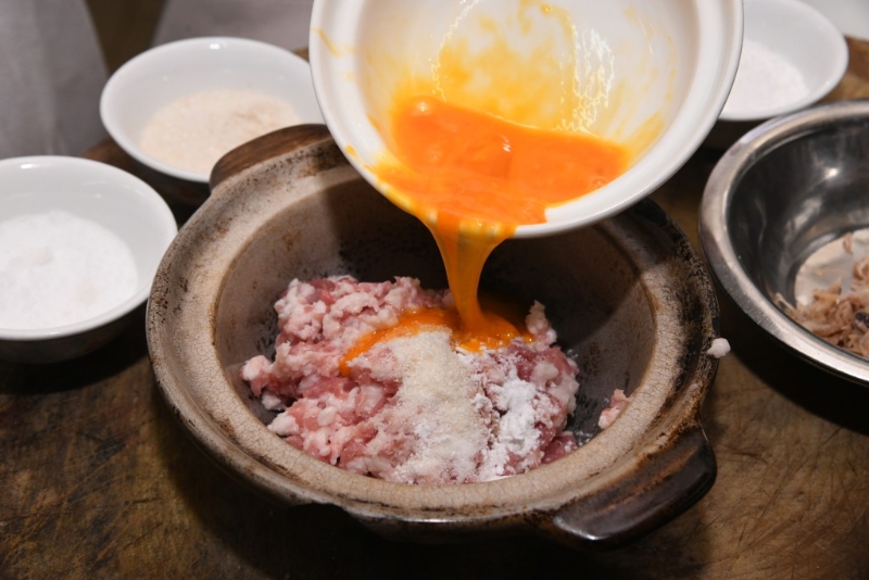 在肉餅加入蛋漿拌勻，更加滑溜。