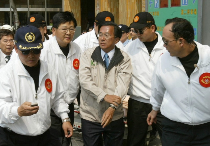 陳水扁中槍后，在維安人員包圍下自行走入醫院。美聯社