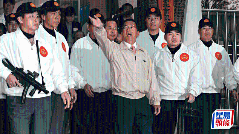 陳水扁中槍翌日由荷槍人員貼身保護到票站投票。星島資料圖