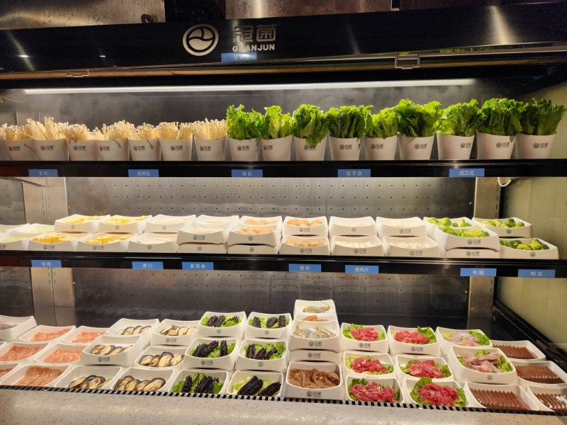 首日的自助任食打邊爐，有多款蔬菜、肉類可供選擇，也有一些熟食，如壽司、炸物等。