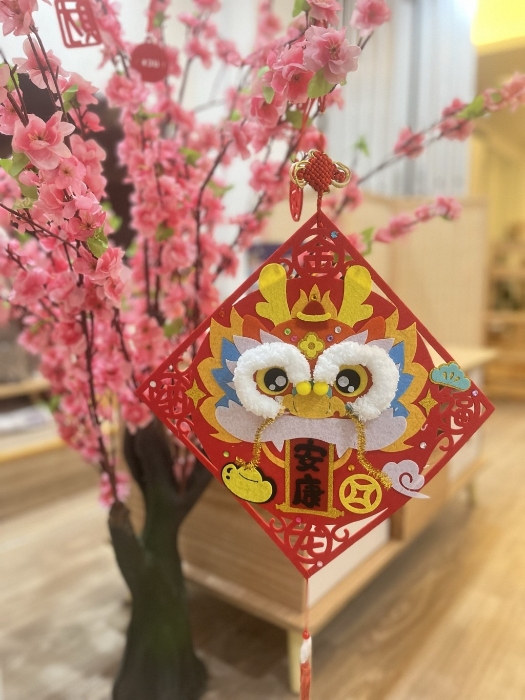 工作坊分為兩部分，包括新年 掛飾和揮春DIY，以及兒童繪圖 心理學。