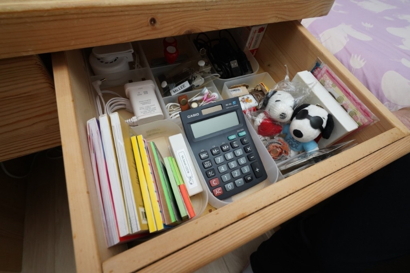 書桌如有抽屜，可配合分隔收納用品。