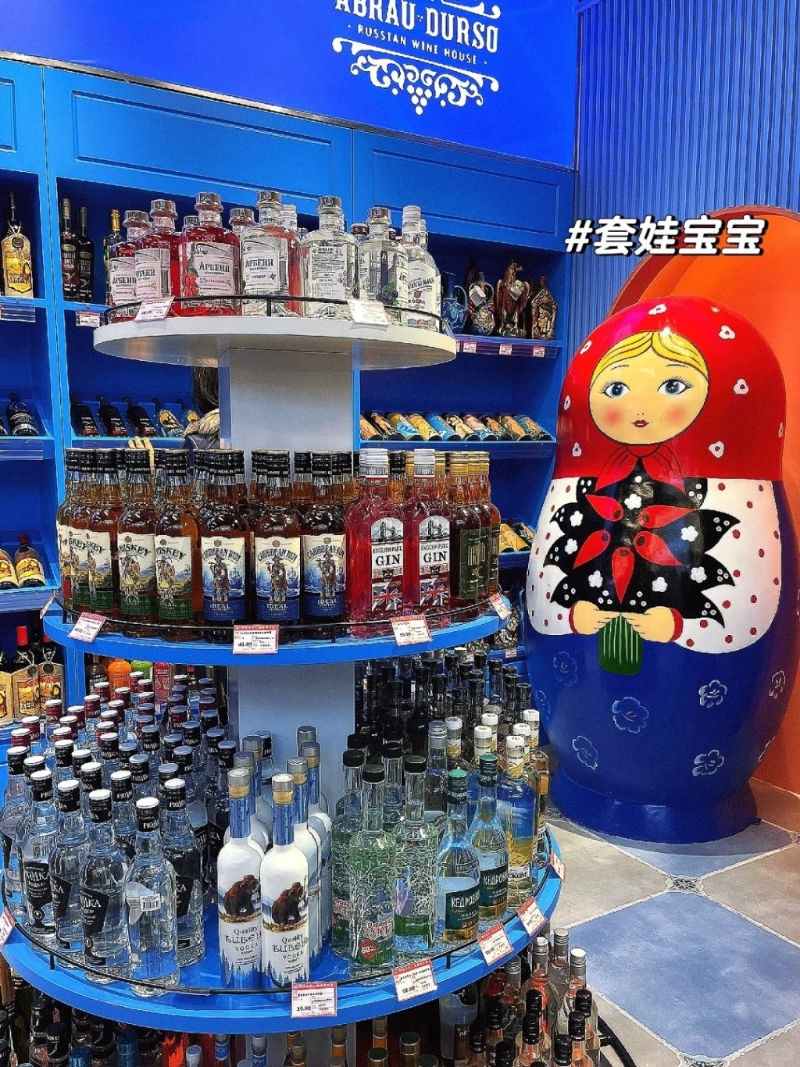 超市內更放有巨型俄羅斯娃娃擺設