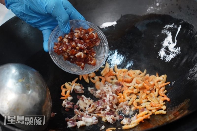 先炒香臘味更油香豐腴。