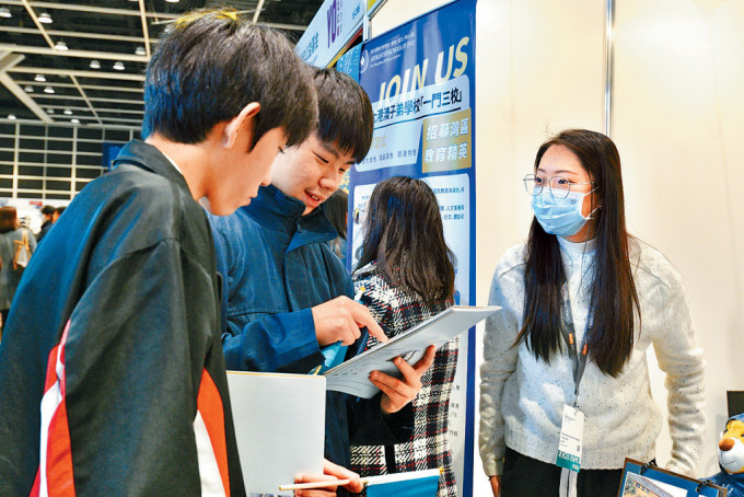 維港教育集團于職業及教育博覽擺設攤位，冀有助招聘港籍教師。