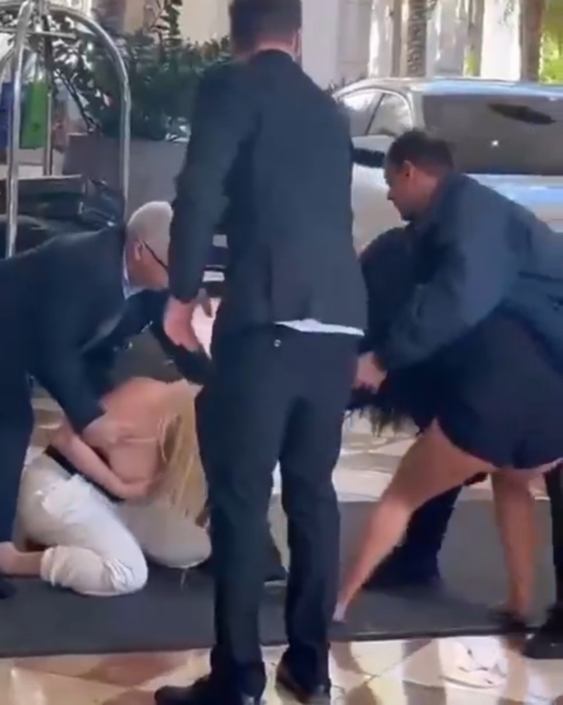 酒店職員“近距離接觸”，此前白褲tubetop（背心）女終于想起要以手護胸。 X