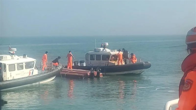 大陸快艇被臺灣海警追捕翻船，兩人被救起送院證實不治。
