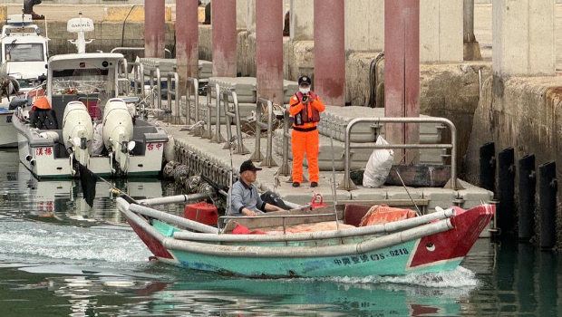 金門新湖漁港漁民18日仍照常出海作業捕魚。